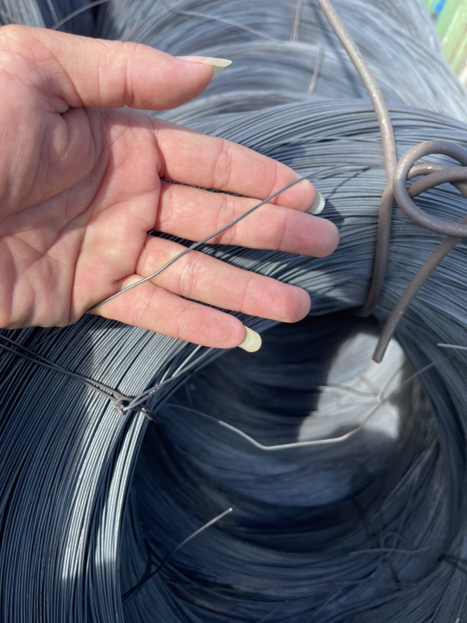 Dây thép thường có dạng mảnh, nhỏ và quấn thành cuộn