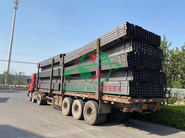 Vận chuyển sắt hộp ra công trình cho khách hàng