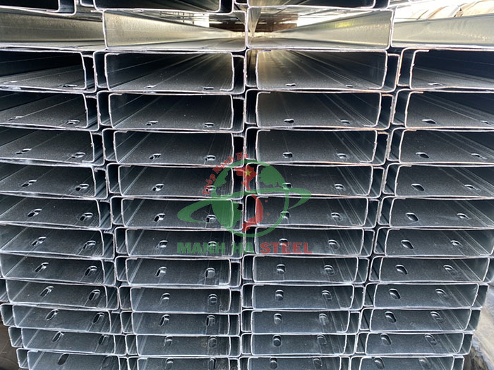 Xà gồ C là loại thép có mặt cắt hình chữ C được sản xuất từ băng thép trải qua quá trình cán bằng loại máy chuyên dụng