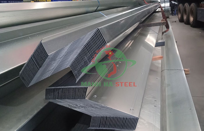 Xà gồ Z có khả năng chịu lực tốt hơn xà gồ C