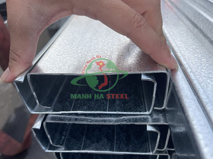 Xà gồ là một cấu trúc ngang của mái nhà dạng máng rãnh có vai trò chịu tải lực cho mái nhà hoặc các vật liệu phủ lên trên như tôn, ngói,