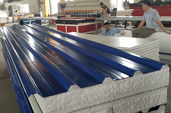 Tôn xốp bao gồm 3 lớp là lớp tôn nền bề mặt, lớp PU và lớp màng PVC/PP