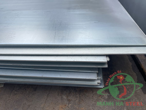 Di chuyển thép tấm cần phải cẩn thận tránh cong vênh tấm thép