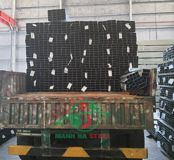 Vận chuyển sắt hộp đen ra công trình cho khách hàng