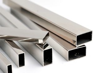 Bề mặt hộp inox vuông 40x60 được gia công cẩn thận, sáng bóng và trơn láng