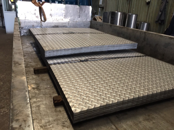 Sản phẩm thường được sử dụng để che phủ các bề mặt bậc cầu thang hoặc nền sàn