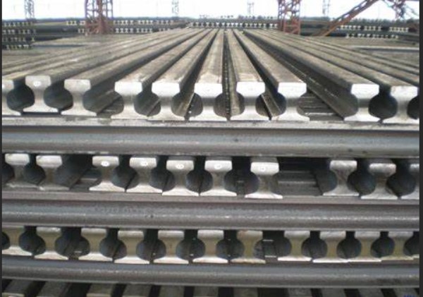 Thanh ray cẩu trục QU80 được sản xuất từ mác thép 71Mn có độ cứng cao